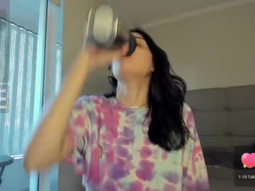 Watch yourfreakygirl live